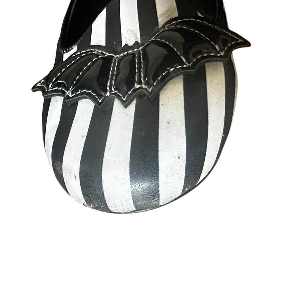 Strange cvlt black and white striped flats